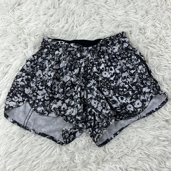 Lululemon Tracker Short V (4") Mash Up White Black / Black - Picture 1 of 6